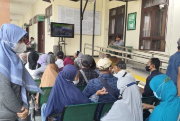 Warga Desa Roomo, Manyar, Gresik turut menyaksikan pembacaan putusan melalui siaran langsung di depan ruang sidang.(blok-a.com/ivan)