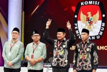 Yes-Dirham (pakaian hitam) dalam perdana Pilkada Lamongan, Kamis (24/10/2024).