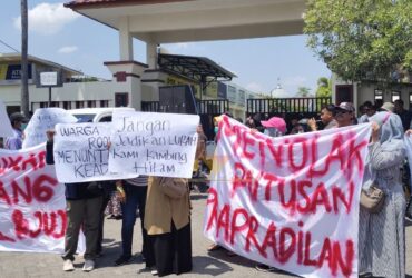 Ratusan warga Desa Roomo, Manyar, Gresik melakukan unjuk rasa di depan kantor PN Gresik, Senin (28/10/2024). (blok-a.com/Ivan)