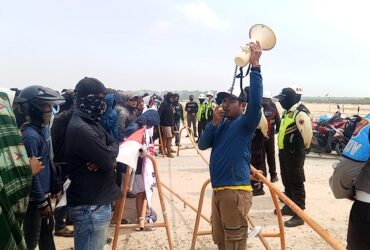Warga Mengare Komplek saat menggelar demo di depan Smelter PT Freeport Indonesia, KEK-JIIPE, Manyar, Gresik.