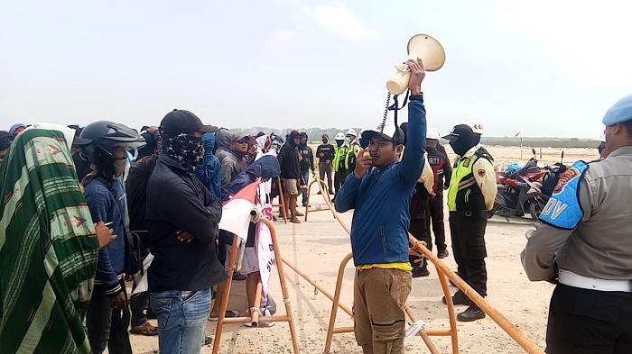 Warga Mengare Komplek saat menggelar demo di depan Smelter PT Freeport Indonesia, KEK-JIIPE, Manyar, Gresik.