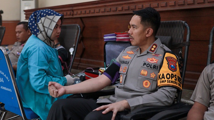 Kapolres Jombang mengikuti kegiatan donor darah.(dokumen Polres)