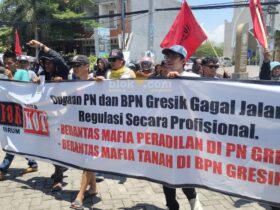 Massa dari Forkot berunjuk rasa didepan kantor PN Gresik, Rabu (30/10/2024). (blok-a.com/ivan)