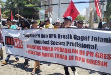 Massa dari Forkot berunjuk rasa didepan kantor PN Gresik, Rabu (30/10/2024). (blok-a.com/ivan)
