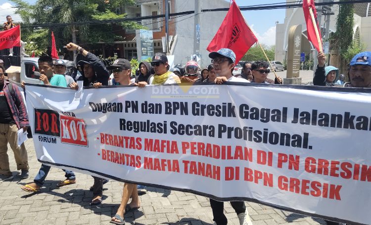 Massa dari Forkot berunjuk rasa didepan kantor PN Gresik, Rabu (30/10/2024). (blok-a.com/ivan)