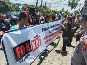 Massa dari forkot Gresik melakukan orasinya di depan Kantor BPN Gresik, Rabu (30/10/2024). (blok-a.com/ivan)