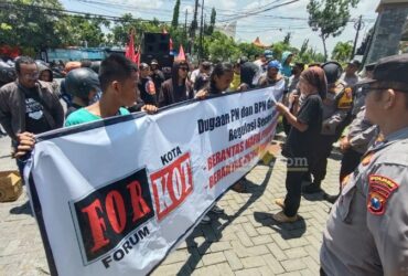 Massa dari forkot Gresik melakukan orasinya di depan Kantor BPN Gresik, Rabu (30/10/2024). (blok-a.com/ivan)