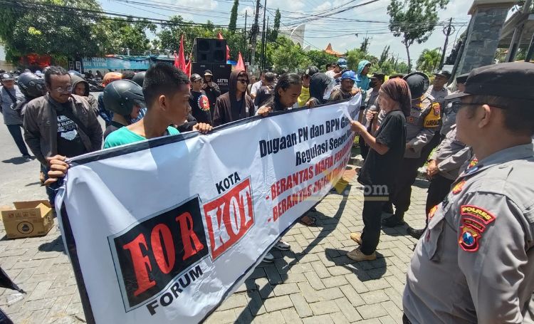 Massa dari forkot Gresik melakukan orasinya di depan Kantor BPN Gresik, Rabu (30/10/2024). (blok-a.com/ivan)