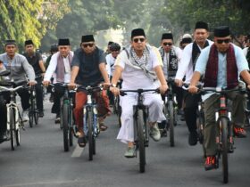 Kapolres Mojokerto, Pj Wali Kota bersama Pjs Bupati dan Forkopimda gowes bareng dalam peringatan Haris Santri.(dokumen Polres)