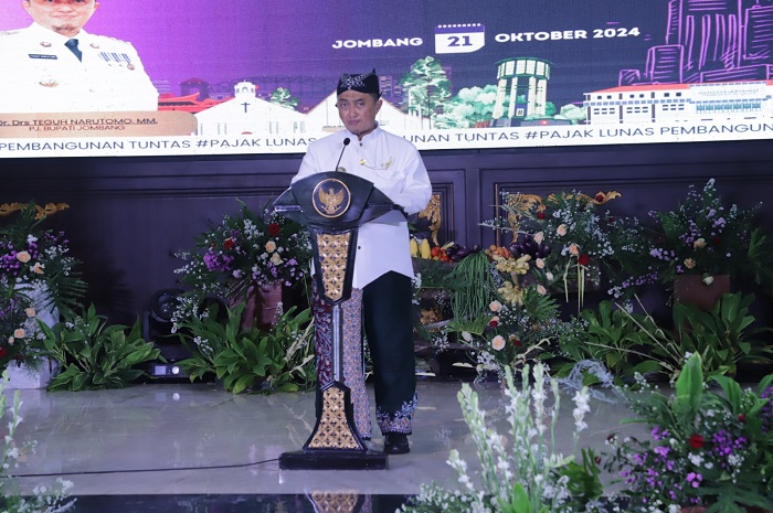 Pj Bupati Jombang Teguh Narutomo saat memberikan sambutan dalam acara peringatan hari santri dan penyerahan penghargaan kepada pemenang lomba.(dokumen Kominfo)