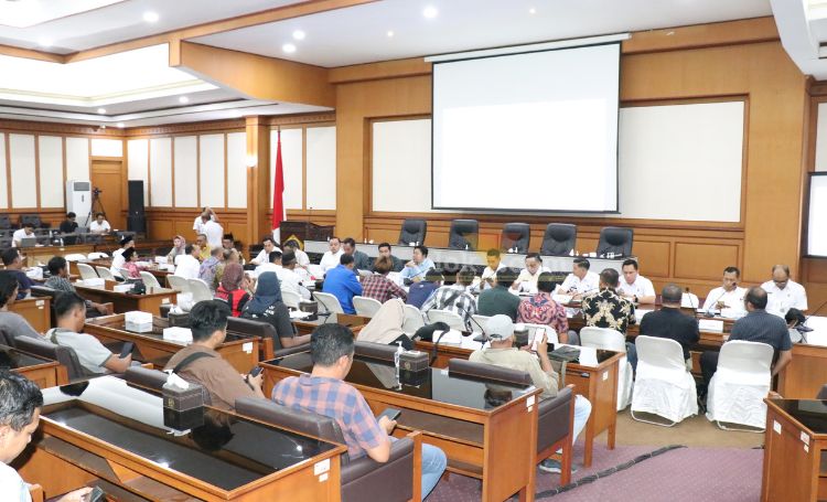 Hearing bersama sejumlah pihak dan masyarakat ring satu yang daerahnya berada di sekitar KEK JIIPE, di Gedung DPRD Gresik, Rabu (30/10/2024).(blok-a.com/ivan)