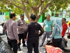 Unit Reskrim Polsek Srengat, didukung Satreskrim Polres Blitar Kota, saat melakukan olah TKP di SDN Bagelenan 02. (blok-a.com/Fajar)