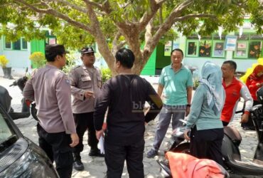 Unit Reskrim Polsek Srengat, didukung Satreskrim Polres Blitar Kota, saat melakukan olah TKP di SDN Bagelenan 02. (blok-a.com/Fajar)
