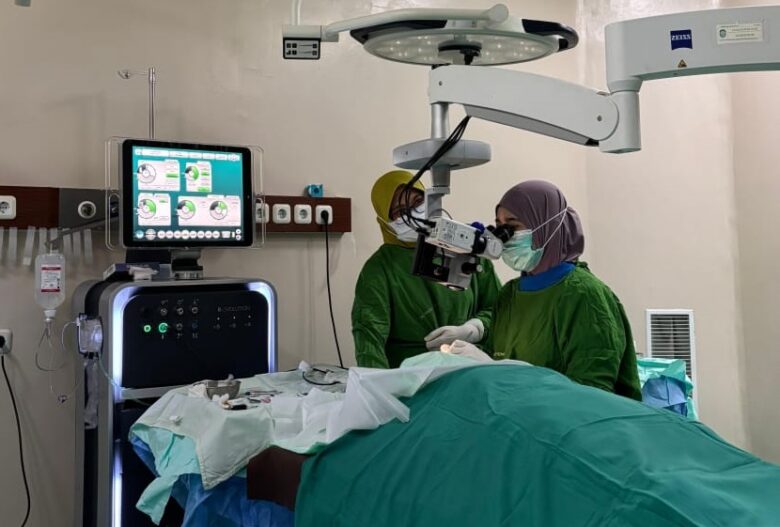 Petugas medis RSUD Genteng saat lakukan operasi katarak pasien dengan menggunakan Teknik Fakoemulsifikasi. (dok. RSUD Genteng)