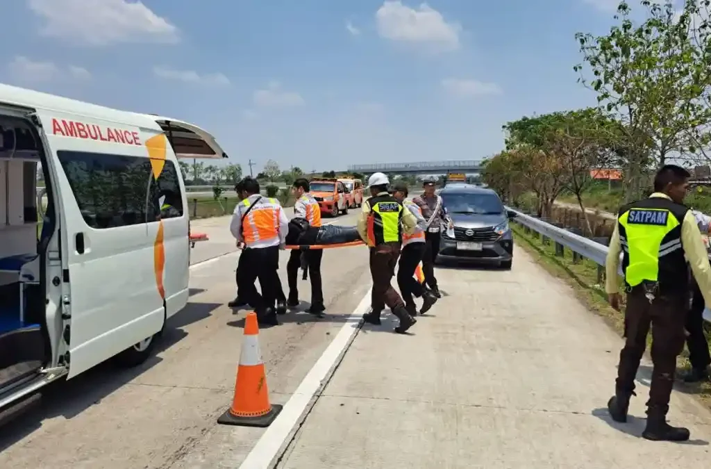 Salah satu korban kecelakaan saat diangkut ke ambulans (Blok-a.com/Syahrul Wijaya)