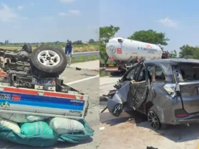 Kondisi dua kendaraan yang terlibat kecelakaan di Tol Jombang-Mojokerto (Blok-a.com/Syahrul Wijaya)
