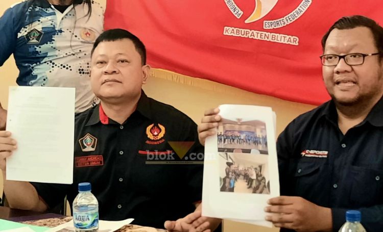 Kertua KONI Kabupaten Blitar Toni Andreas bersama Ketuan cabor E-Sport Kabupaten Blitar Tofan, saat jumpa pers di Kantor KONI Kabupaten Blitar. (blok-a.com/Fajar)