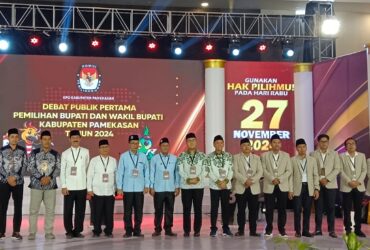 Para pasangan calon bupati dan wakil bupati bersama KPU Kabupaten Pamekasan usai acara debat perdana di Ballroom Hotel Azana Style, Minggu (20/10/2024) malam.