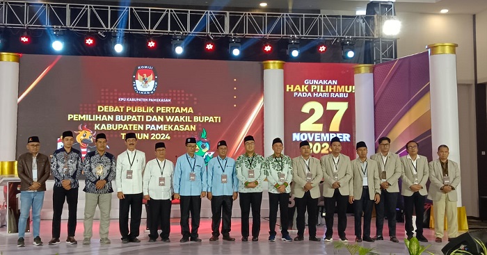 Para pasangan calon bupati dan wakil bupati bersama KPU Kabupaten Pamekasan usai acara debat perdana di Ballroom Hotel Azana Style, Minggu (20/10/2024) malam.