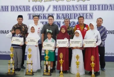 Penyerahan hadiah kepada para pemenang Lomba Bertutur tingkat SD/MI se-Kabupaten Bojonegoro, Rabu (16/10/2024).