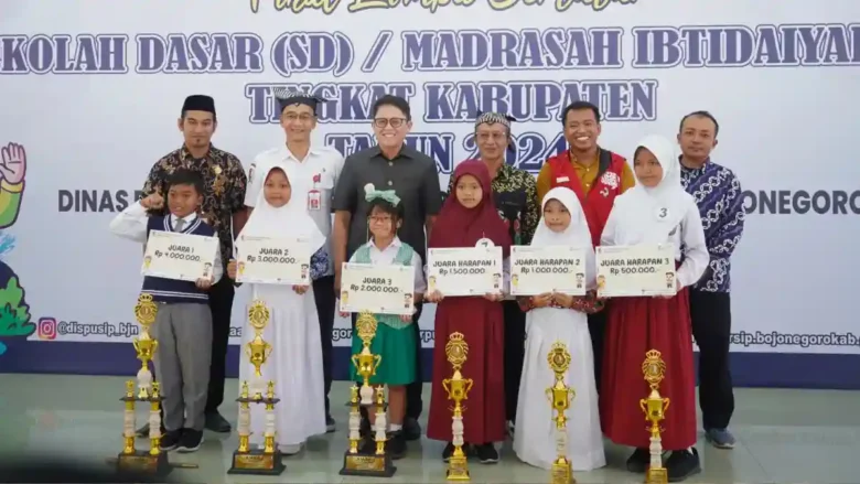 Penyerahan hadiah kepada para pemenang Lomba Bertutur tingkat SD/MI se-Kabupaten Bojonegoro, Rabu (16/10/2024).