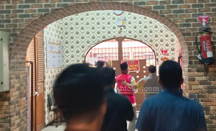 Oknum mantan anggota DPRD Pamekasan inisial ZS saat dikawal ketat masuk Lapas Pamekasan, Selasa (29/10/2024).