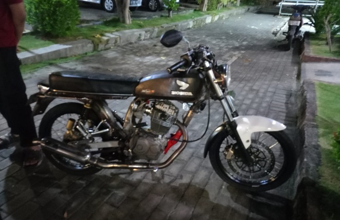 Sepeda motor Honda GL milik korban di kawasan Ruko Perumahan Citraland CBD, Driyorejo, Gresik yang hendak dicuri tersangka.