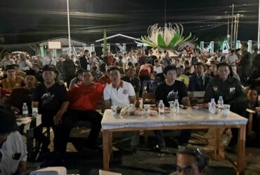 Pasangan calon Wali Kota dan Wakil Wali Kota Blitar, Bambang Rianto dan Bayu Setyo Kuncoro, menghadiri acara nobar antara Timnas Indonesia dan China di Taman KeHati, Kota Blitar. (blok-a.com/Fajar)