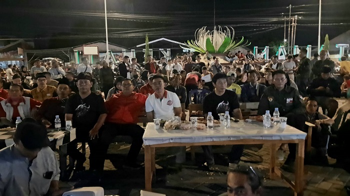 Pasangan calon Wali Kota dan Wakil Wali Kota Blitar, Bambang Rianto dan Bayu Setyo Kuncoro, menghadiri acara nobar antara Timnas Indonesia dan China di Taman KeHati, Kota Blitar. (blok-a.com/Fajar)