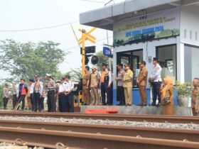 Pjs Bupati dan Kapolres Mojokerto saat meresmikan palang pintu otomatis di perlintasan kereta api damarsi.(dokumen Kominfo)
