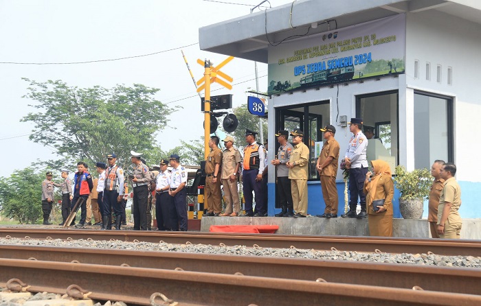 Pjs Bupati dan Kapolres Mojokerto saat meresmikan palang pintu otomatis di perlintasan kereta api damarsi.(dokumen Kominfo)