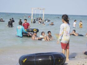 Wisata Pantai Pasir Putih Delegan, Panceng, Gresik dikenal dengan pariwisata ramah keluarga dan anak.(blok-a.com/Ivan)