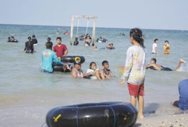 Wisata Pantai Pasir Putih Delegan, Panceng, Gresik dikenal dengan pariwisata ramah keluarga dan anak.(blok-a.com/Ivan)
