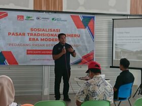 Kepala Marketing PT Panen Surya Kencana sosialisasi konsep Pasar Tradisional Modern Semeru.(blok-a.com/Syahrul Wijaya)