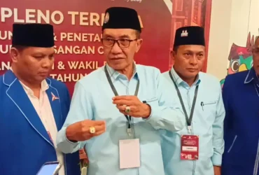 Paslon Cabup Pamekasan KH Kholilurrahman-Sukriyanto saat diwawancara oleh sejumlah awak media.