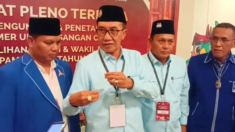 Paslon Cabup Pamekasan KH Kholilurrahman-Sukriyanto saat diwawancara oleh sejumlah awak media.