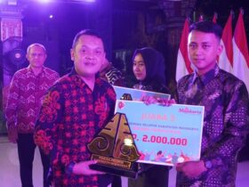 Kadisporabudpar kabupaten Mojokerto Norman Handito memberikan hadiah secara simbolis kepada pemenang lomba.(dokumen Kominfo)
