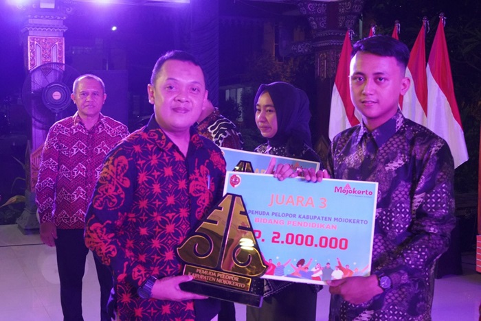 Kadisporabudpar kabupaten Mojokerto Norman Handito memberikan hadiah secara simbolis kepada pemenang lomba.(dokumen Kominfo)