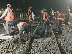 PT KAI Daop 7 Madiun melakukan perbaikan geometri di sejumlah perlintasan sebidang di Wilayah Blitar. (dok. PT KAI)
