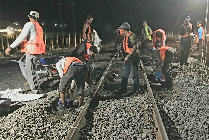 PT KAI Daop 7 Madiun melakukan perbaikan geometri di sejumlah perlintasan sebidang di Wilayah Blitar. (dok. PT KAI)