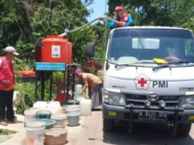 Mobil tangki PMI Banyuwangi mendistribusikan air bersih bagi warga Kecamatan Kalipuro terdampak kekeringan. (dok. PMI Banyuwangi)