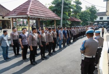 Proses tes urine mendadak bagi anggota Polres Jombang.(dokumen Polres)