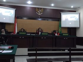 Sidang perdana Briptu FN di pengadilan negeri Mojokerto secara online.(blok-a.com/Syahrul Wijaya)