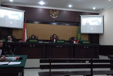 Sidang perdana Briptu FN di pengadilan negeri Mojokerto secara online.(blok-a.com/Syahrul Wijaya)