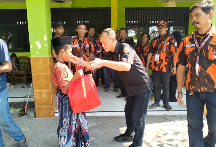 H Mohammad Choiril Rizal Ketua MPC Kabupaten Gresik bersama salah satu peserta sunat masal baksos HUT PP ke-65.(blok-a.com/Ivan)
