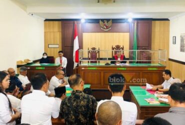 Sidang praperadilan ketua BPD Roomo H Nurhasim selaku pemohon melawan Kejaksaan Negeri Gresik selaku termohon di PN Gresik, Senin (21/10/2024).(blok-a.com/Ivan)