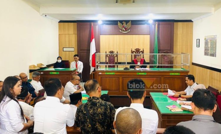 Sidang praperadilan ketua BPD Roomo H Nurhasim selaku pemohon melawan Kejaksaan Negeri Gresik selaku termohon di PN Gresik, Senin (21/10/2024).(blok-a.com/Ivan)