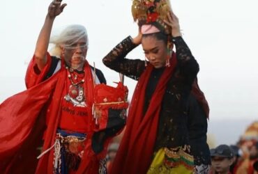 Prosesi Meras Gandrung jelang penampilan kolosal Gandrung Sewu, Jumat (25/10/2024).(istimewa)