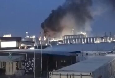 Kepulan asap kebakaran smelter PT Freeport di KEK JIIPE Gresik terlihat dari radius beberapa kilometer dari tempat kejadian.