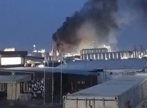 Kepulan asap kebakaran smelter PT Freeport di KEK JIIPE Gresik terlihat dari radius beberapa kilometer dari tempat kejadian.